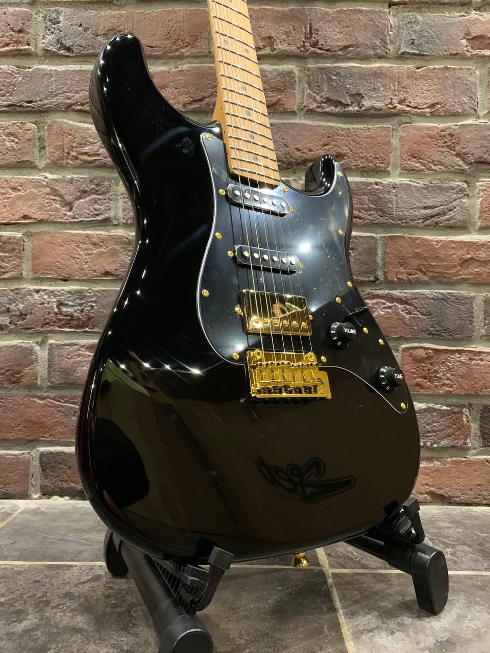 Электрогитара Jet Black-Gold Stratocaster HSS