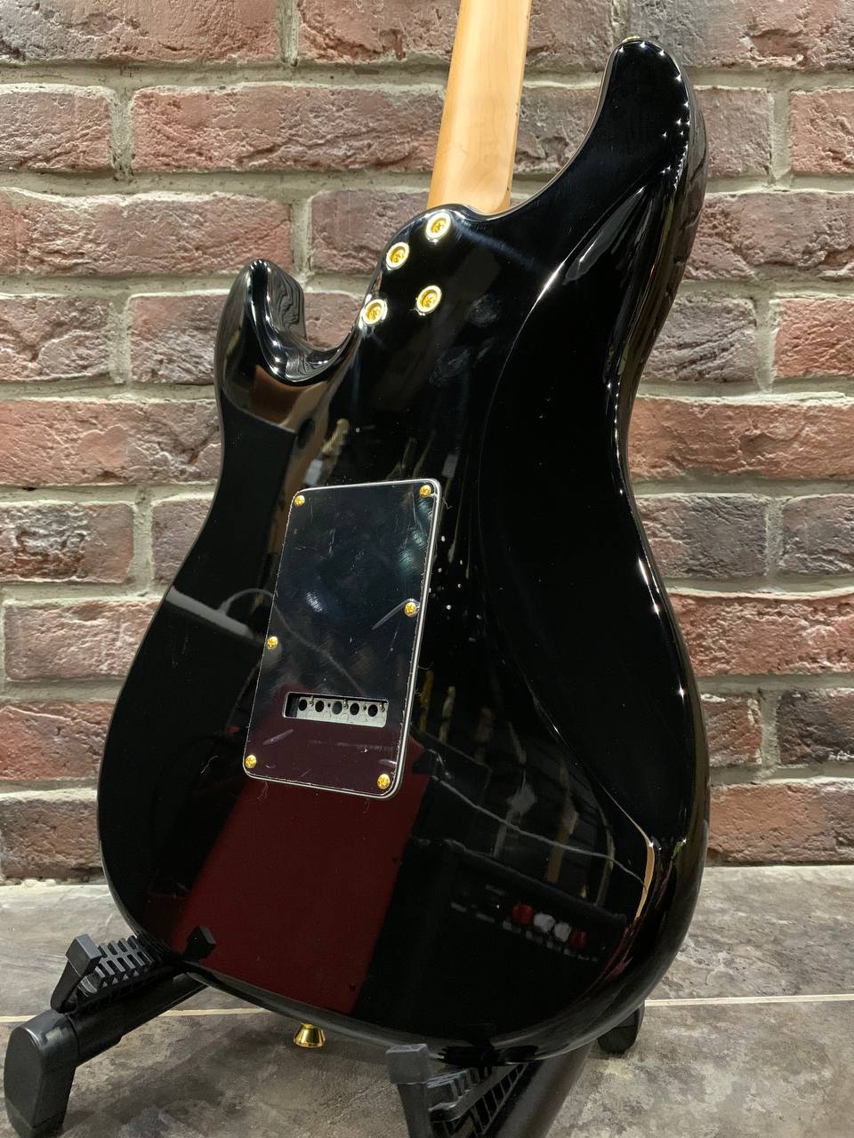 Электрогитара Jet Black-Gold Stratocaster HSS - изображение 2