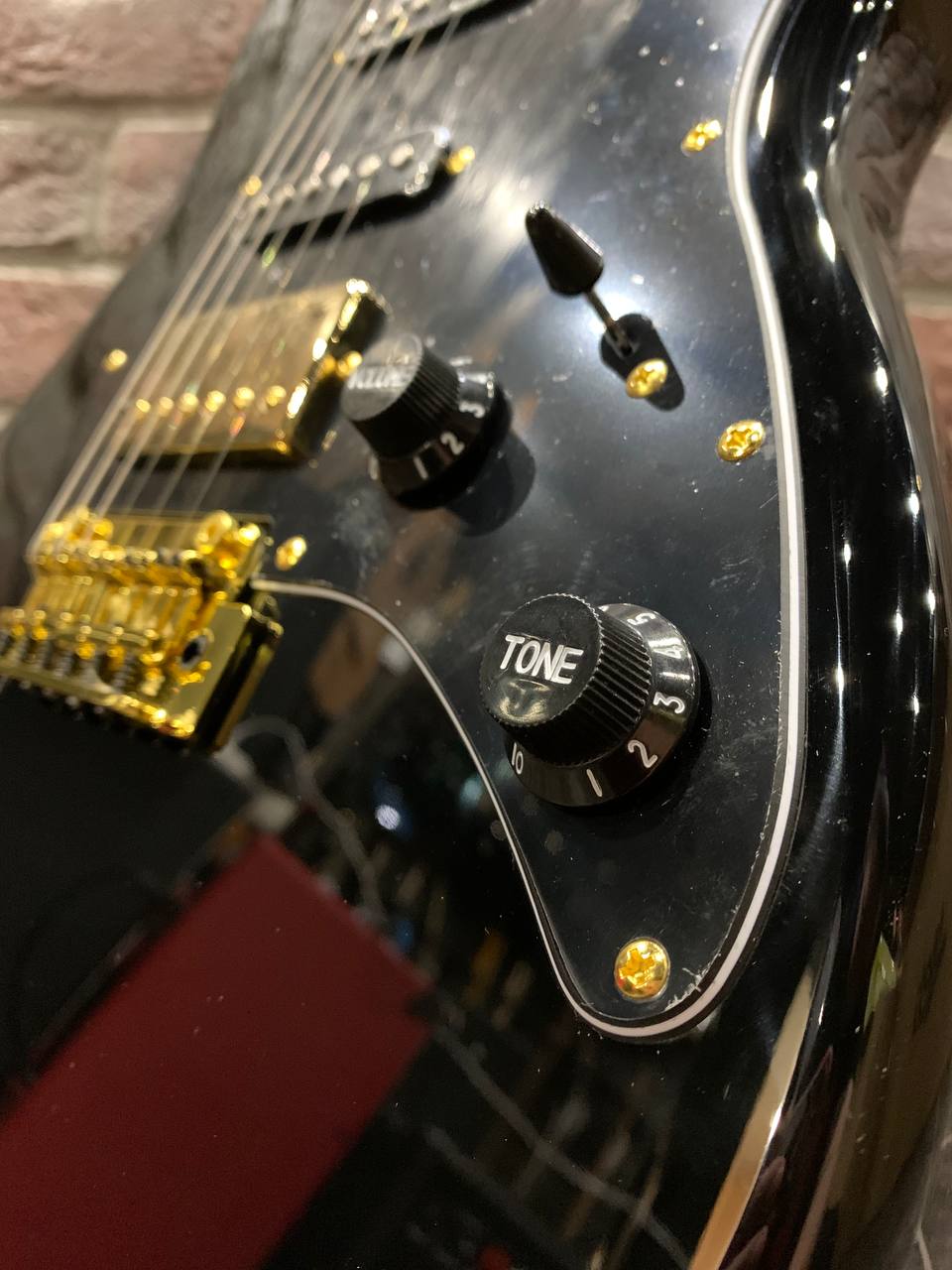 Электрогитара Jet Black-Gold Stratocaster HSS - изображение 4
