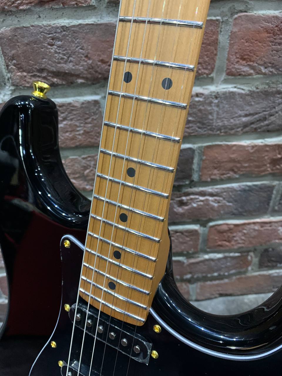 Электрогитара Jet Black-Gold Stratocaster HSS - изображение 5