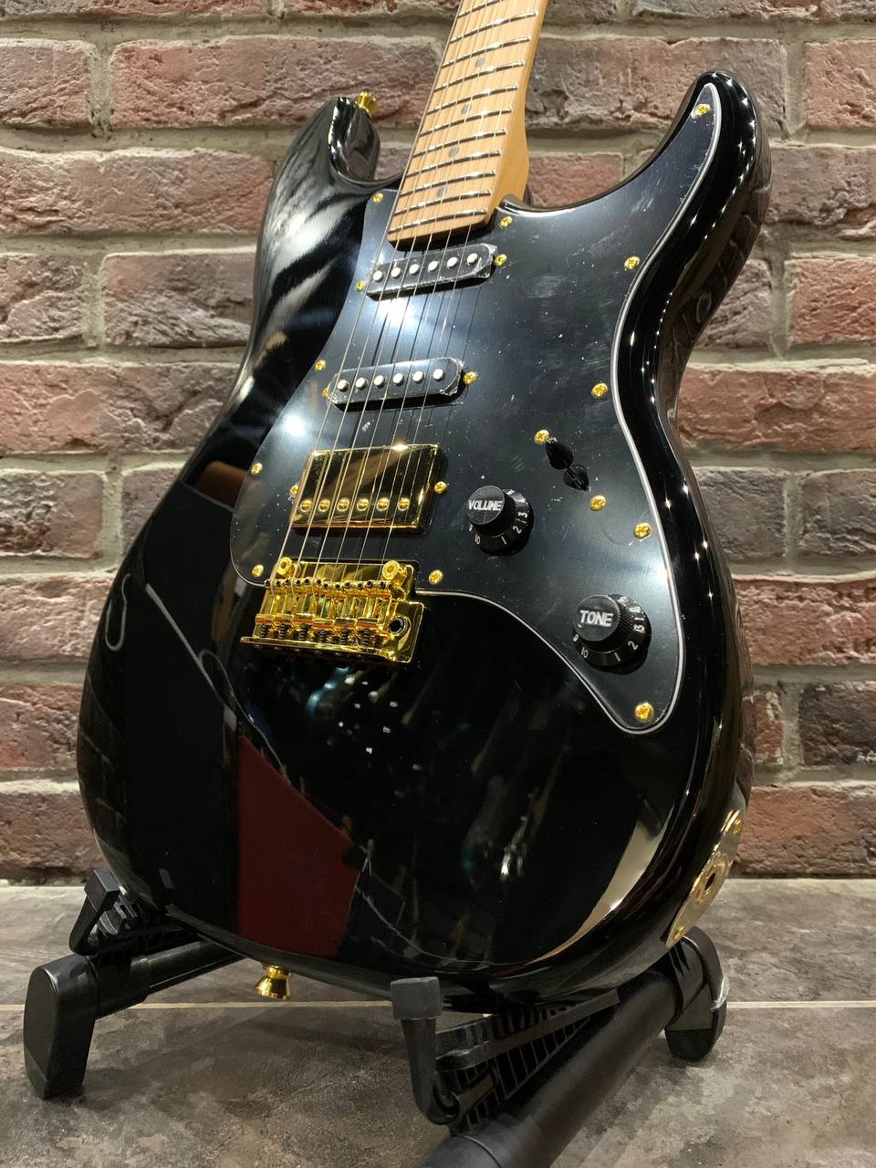 Электрогитара Jet Black-Gold Stratocaster HSS - изображение 6