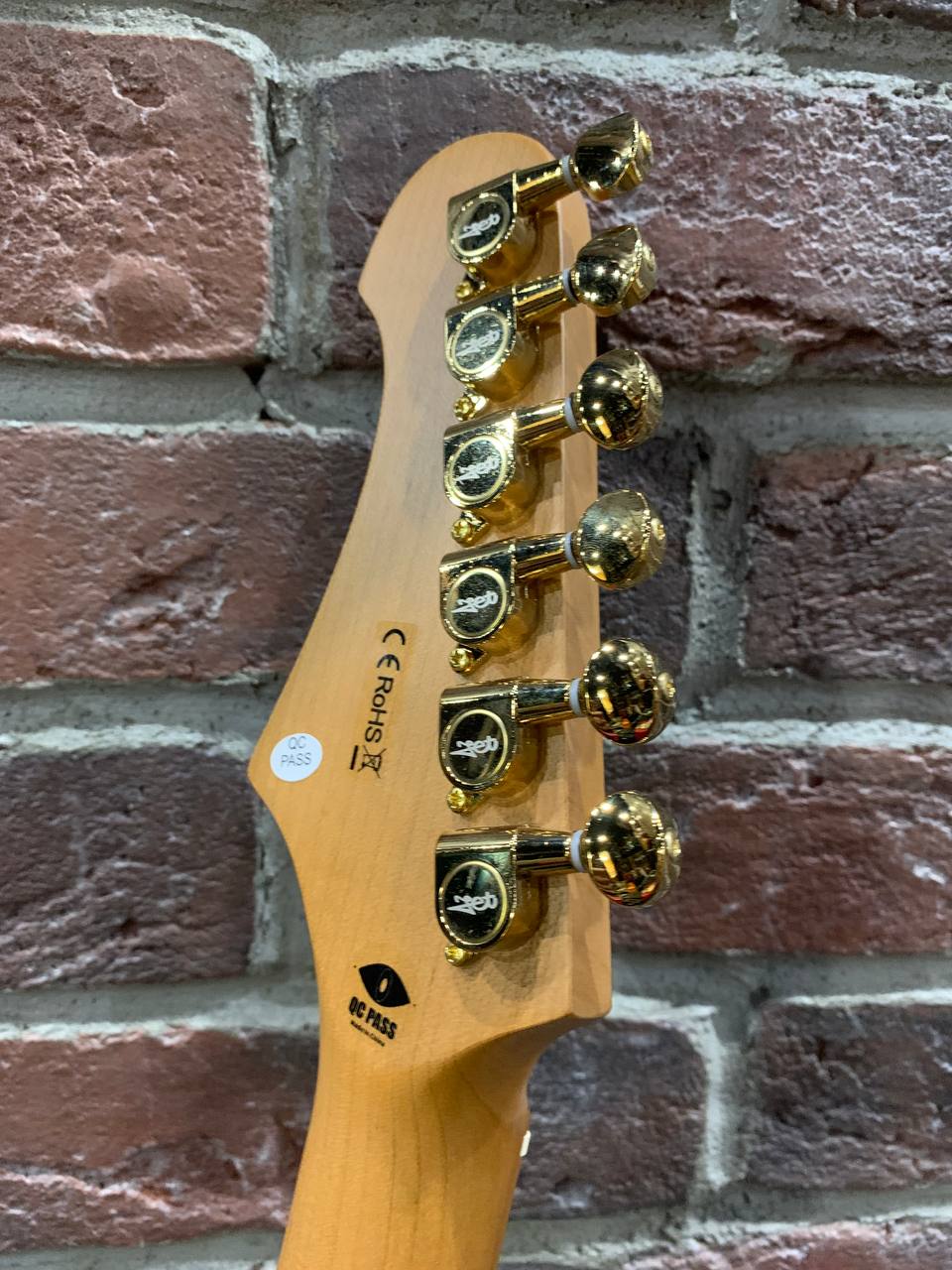 Электрогитара Jet Black-Gold Stratocaster HSS - изображение 8