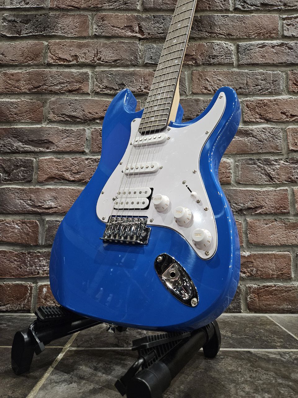 Электрогитара Stratocaster HSS + Комбик-Тюнер 10 ват (комплект) - изображение 3