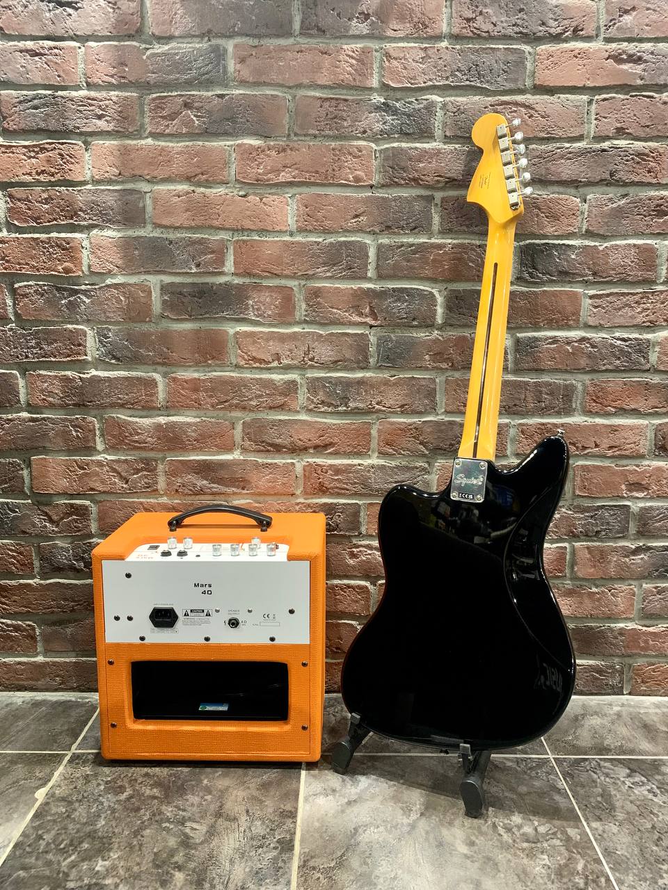 Электрогитара Fender Squier Jaguar 70s + Цифровой Комбик с Эффектами 40 ват (комплект) - изображение 2