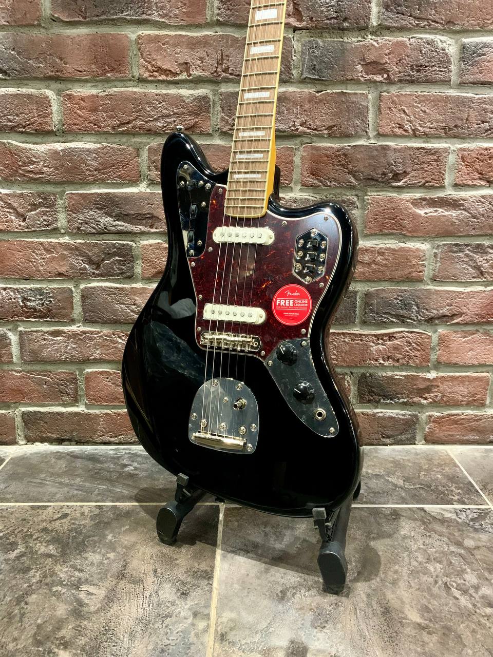 Электрогитара Fender Squier Jaguar 70s + Цифровой Комбик с Эффектами 40 ват (комплект) - изображение 3