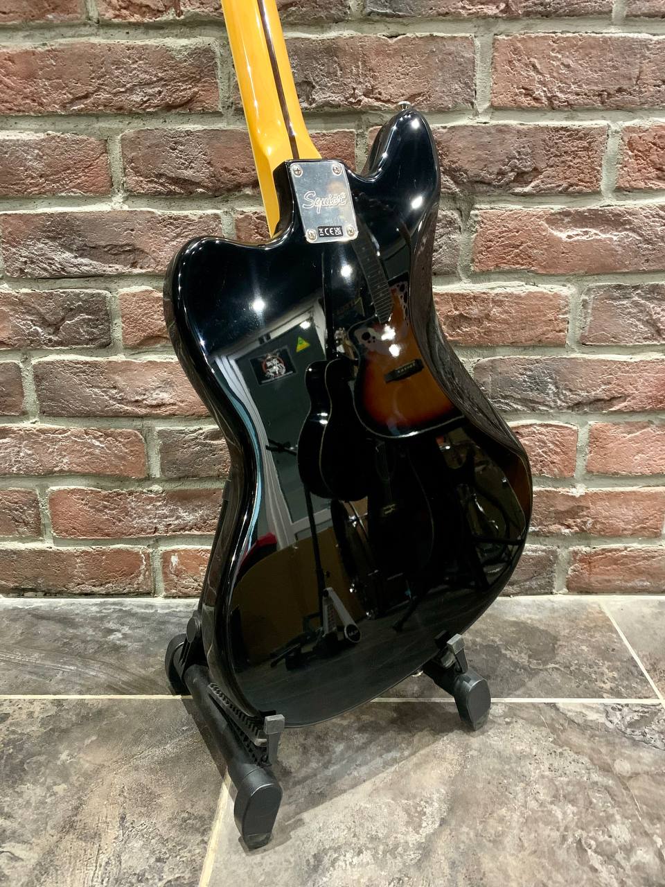 Электрогитара Fender Squier Jaguar 70s + Цифровой Комбик с Эффектами 40 ват (комплект) - изображение 4