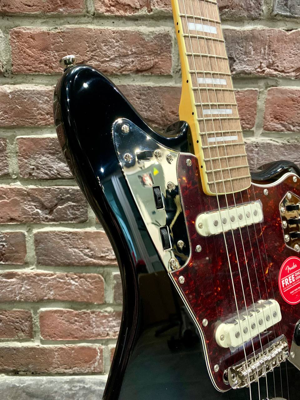 Электрогитара Fender Squier Jaguar 70s + Цифровой Комбик с Эффектами 40 ват (комплект) - изображение 5