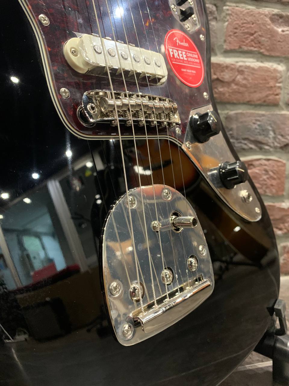 Электрогитара Fender Squier Jaguar 70s + Цифровой Комбик с Эффектами 40 ват (комплект) - изображение 6