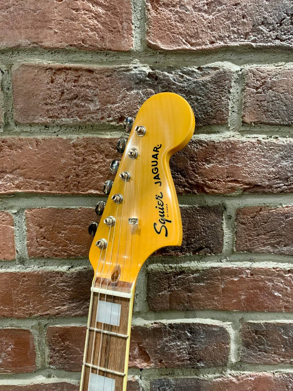 Электрогитара Fender Squier Jaguar 70s + Цифровой Комбик с Эффектами 40 ват (комплект) - изображение 7