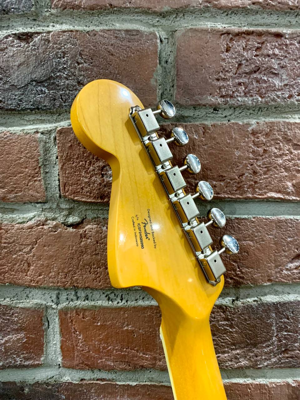 Электрогитара Fender Squier Jaguar 70s + Цифровой Комбик с Эффектами 40 ват (комплект) - изображение 8