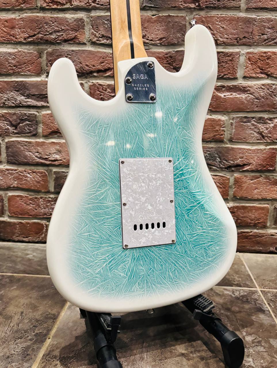 Электрогитара Premium Stratocaster Saga HSS - изображение 2