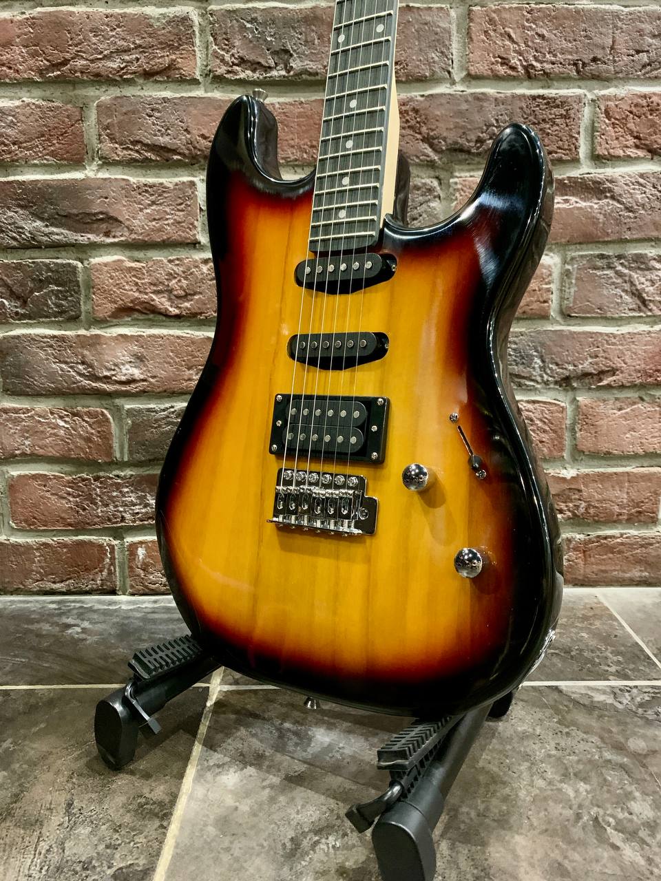 Электрогитара SuperStratocaster + Легкий Комбик 15 (комплект) - изображение 3