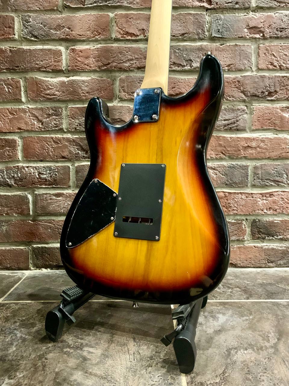 Электрогитара SuperStratocaster + Легкий Комбик 15 (комплект) - изображение 4