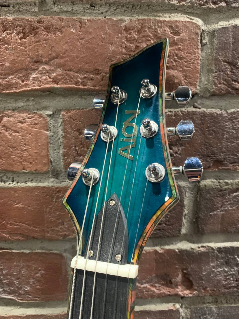 Электрогитара Aion EMG Emerald + Комбик 40 ват с Эффектами (Mic Input) - изображение 7