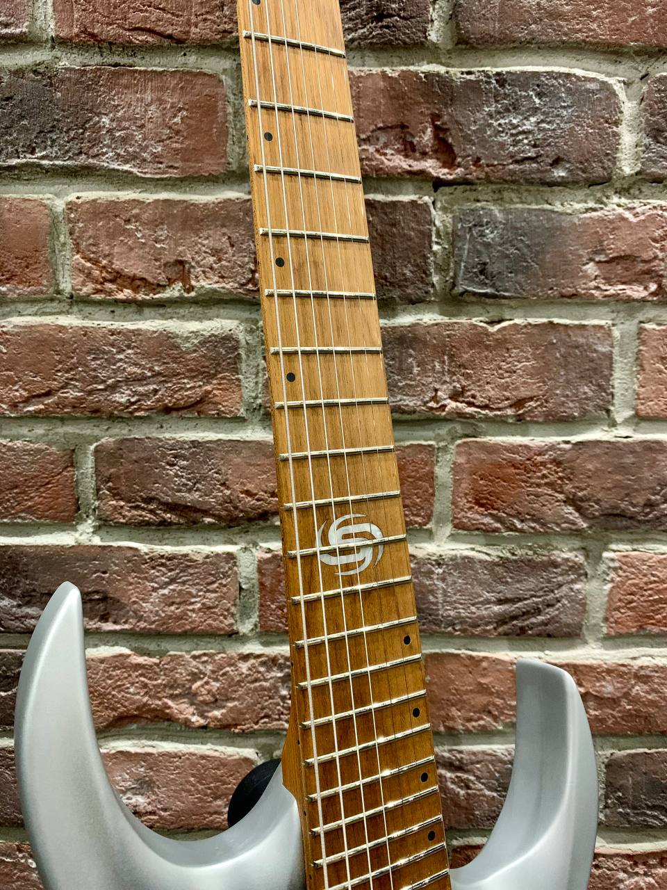 Электрогитара SQOE Silver Neon (7 Струн) - изображение 3