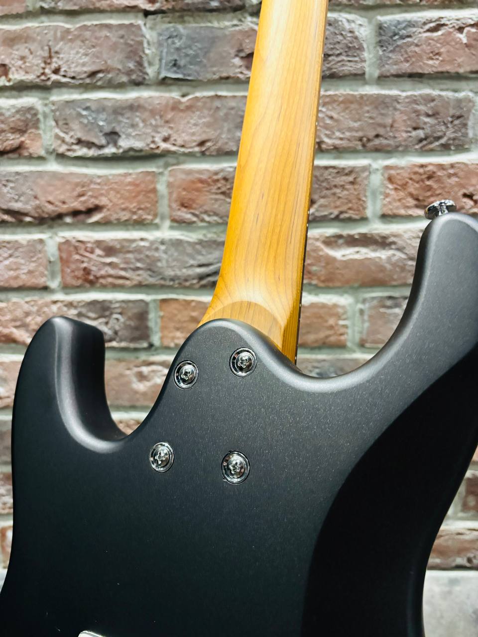 Электрогитара Grote Black HSS + Комбоусилитель 40 ват (3 отсечки) - изображение 7