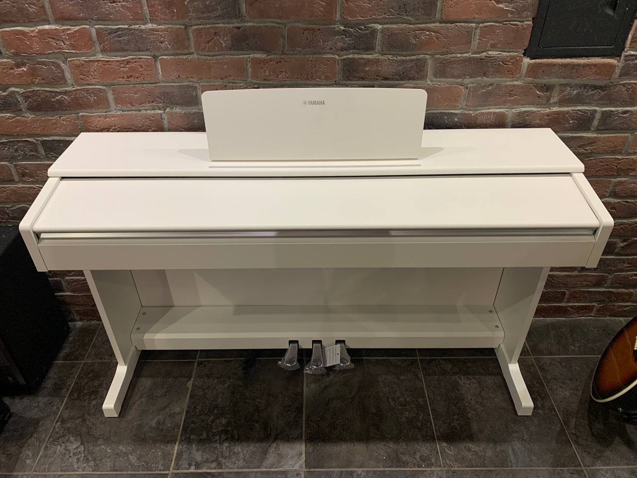 Корпусное Цифровое Пианино Yamaha YDP-145 WH + Банкетка - изображение 3