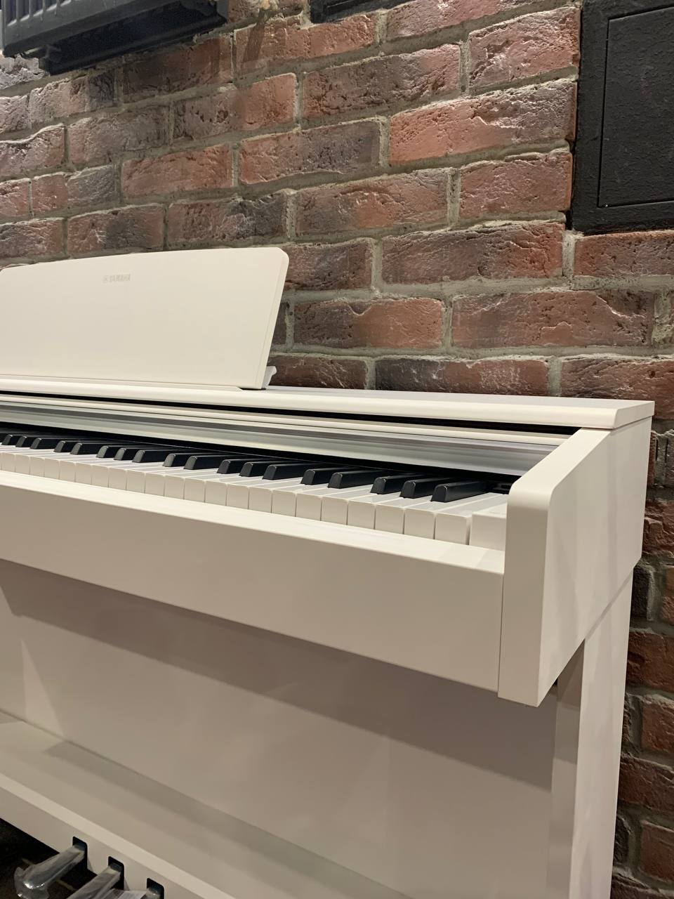 Корпусное Цифровое Пианино Yamaha YDP-145 WH + Банкетка - изображение 5