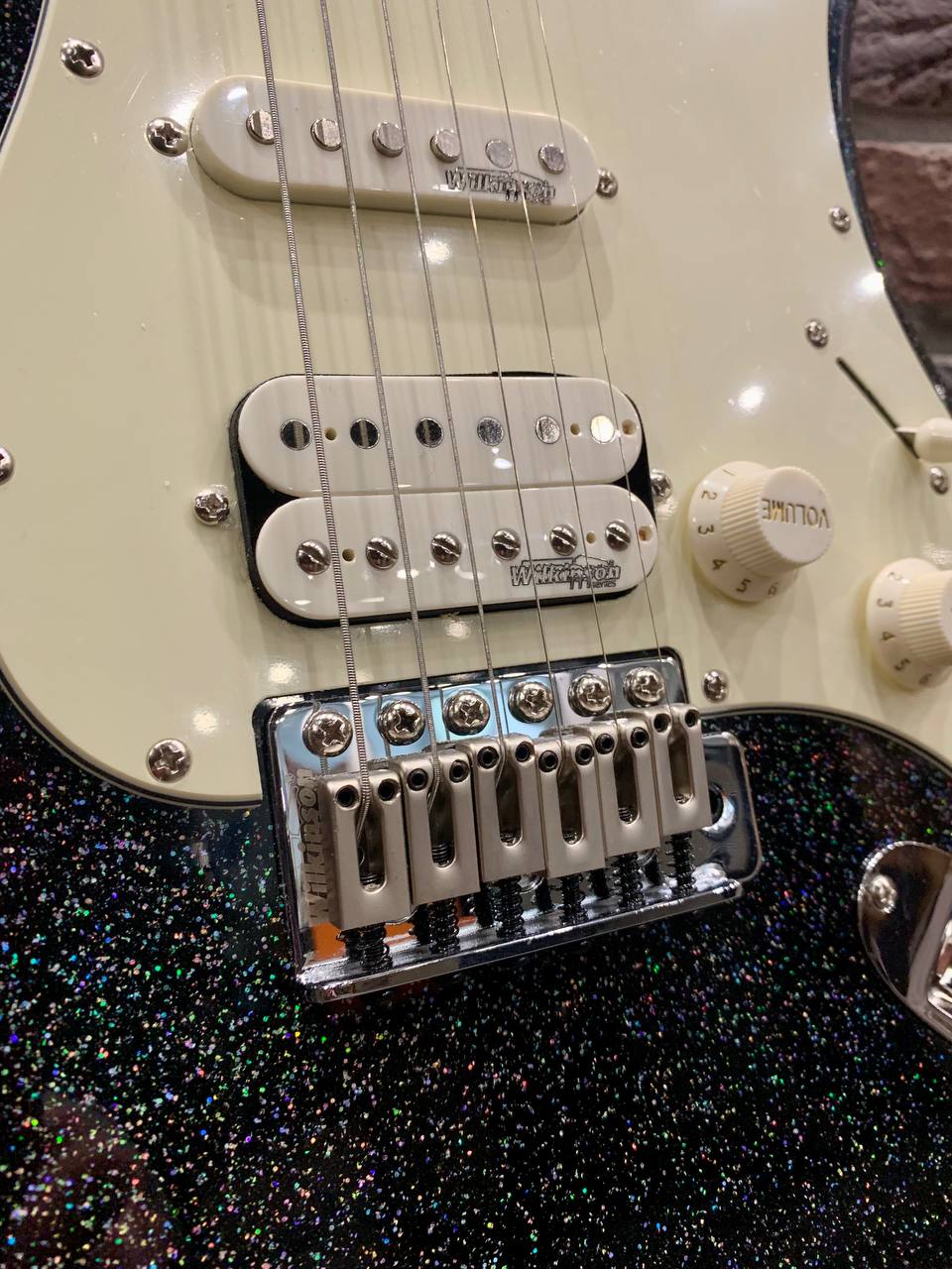 Электрогитара Shinobi Stratocaster HSS + Комбик 40 ват (комплект) - изображение 4