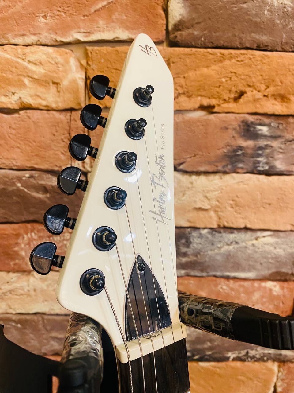 Электрогитара Harley Benton Explorer Modern EMG (Индонезия) - изображение 7