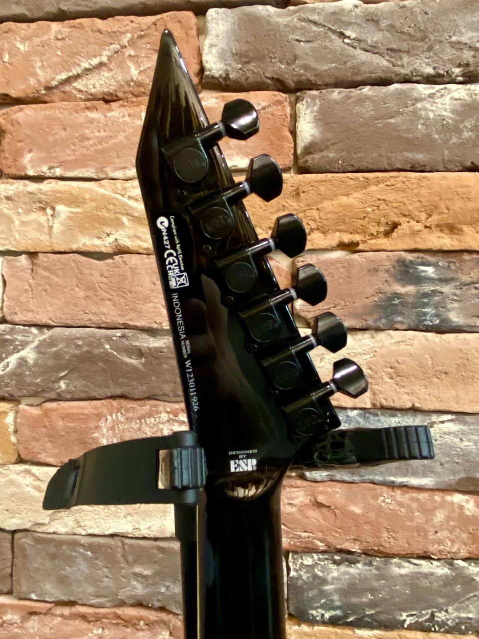 Электрогитара ESP LTD Arrow-200 Black (Индонезия) - изображение 8