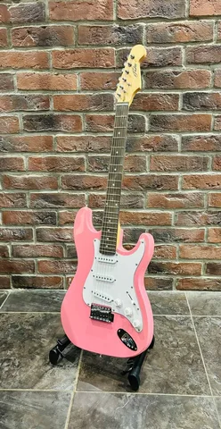 Электрогитара Stratocaster SSS для Начинающих (розовая)