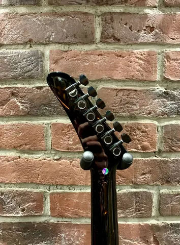 Электрогитара Explorer с Floyd Rose (активы)