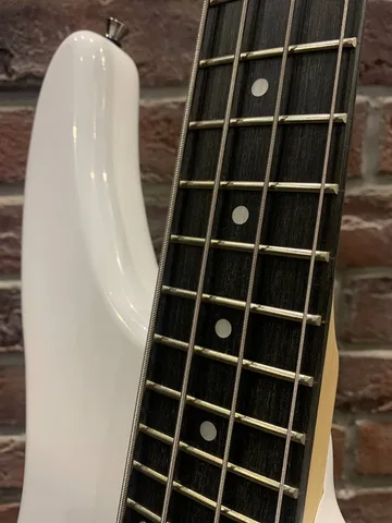 Бас Гитара + Басовый Портативный Комбик (комплект)