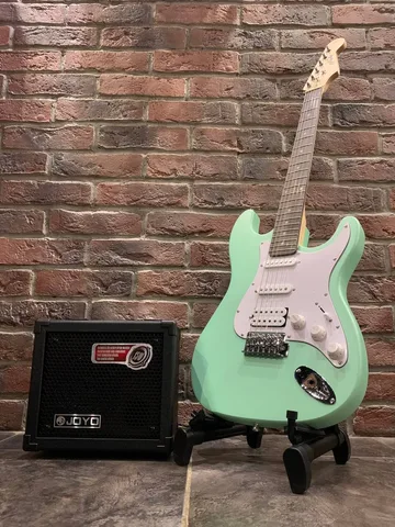 Электрогитара Stratocaster HSS с Моделирующим Комбоусилителем (комплект)