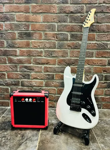 Электрогитара Stratocaster HSS Black Series + Комбик 15 ват (комплект)