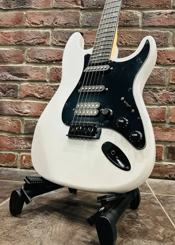 Электрогитара Stratocaster HSS Black Series + Портативный Комбик