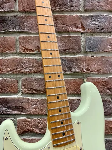 Леворукая Электрогитара Jet 400 (Слоновая Кость)