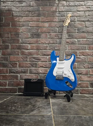 Электрогитара под Fender + Комбоусилитель 5 ват (комплект)