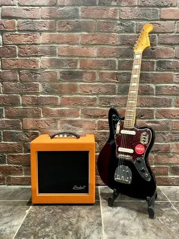 Электрогитара Fender Squier Jaguar 70s + Цифровой Комбик с Эффектами 40 ват (комплект)