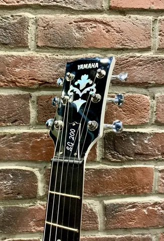 Электрогитара Yamaha SG-200 Custom Pearl White (Группа Кино)
